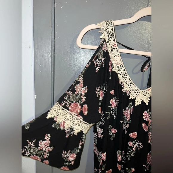 Always Indigo sz Large cold shoulder floral lace accent top with bell sleeves. - Picture 2 of 5